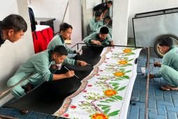 Warga binaan Rutan Kraksaan Probolinggo dapat pelatihan membatik