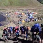 Dua regu diterjunkan untuk evakuasi pendaki Semeru akibat karhutIa