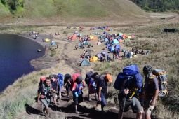 Dua regu diterjunkan untuk evakuasi pendaki Semeru akibat karhutIa