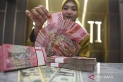 Senin ini rupiah menguat menjadi Rp17.690 per dolar AS
