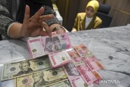 Rabu ini rupiah menguat menjadi Rp17.695 per dolar AS