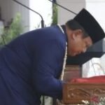 Presiden cium bendera Merah Putih sebelum diserahkan ke pembawa baki