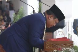 Presiden cium bendera Merah Putih sebelum diserahkan ke pembawa baki