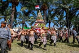 Kirab Gunungan Grebeg Maulid di Kota Madiun