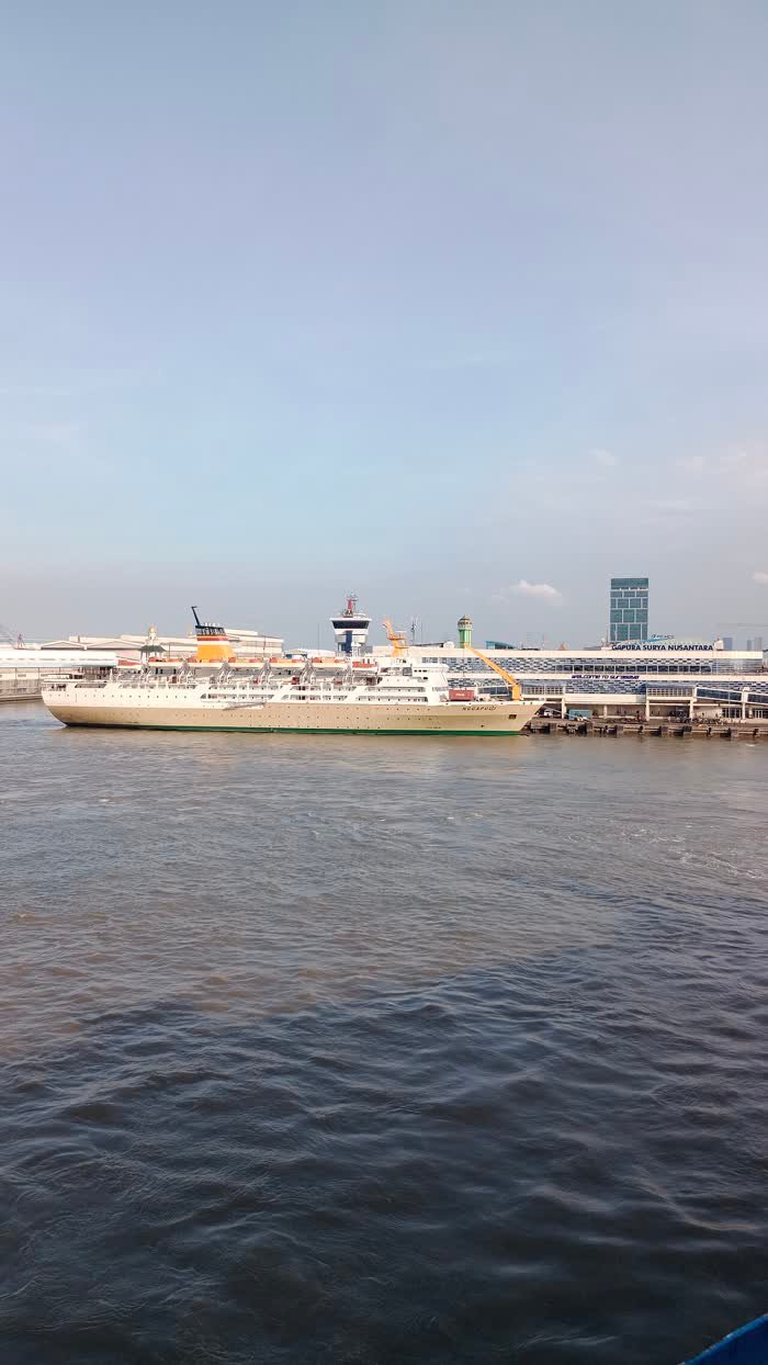 Kapal bersandar di Pelabuhan Tanjung Perak Surabaya