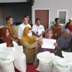 Surabaya libatkan karang taruna bantu bagikan bantuan beras