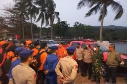 SAR team expands search area for missing journalists' speedboat