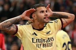 Arsenal ke puncak klasemen sementara