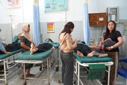Penanganan korban diduga keracunan makanan