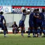 Arema di puncak, Persib peringkat kedua