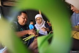Pelestarian seni merangkai janur di Kota Kediri