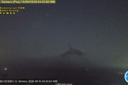 Semeru alami erupsi disertai suara gemuruh kuat