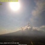 Semeru alami erupsi lagi Rabu malam, disertai suara dentuman