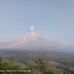 Gunung Semeru erupsi dengan tinggi letusan capai 1.300 meter di atas punca