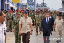 Menhan dan pejabat TNI tinjau isi kapal induk Giuseppe Garibaldi