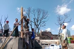 Sade Village begins rebuilding traditional Sasak homes, mosque