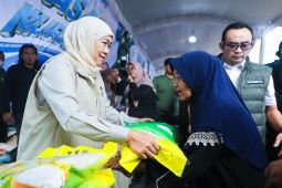 Khofifah ringankan beban warga Pasuruan lewat pasar murah saat kemarau
