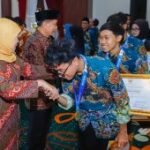 Khofifah bangga tujuh talenta SMK Jatim ke WSC Shanghai 2026