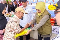 Khofifah perkuat pengendalian inflasi Jatim lewat pasar murah ke-139