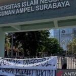 Mahasiswa UINSA segel gerbang kampus tuntut rektor mundur