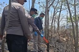 Polisi dan warga evakuasi lansia tewas terjebak karhutla dl Ponorogo