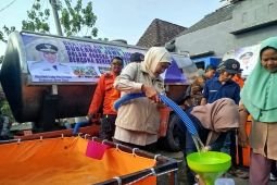 Gubernur Khofifah salurkan bantuan air bersih di Ponorogo