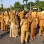 Kantor Negara di tengah warga