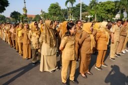 Kantor Negara di tengah warga