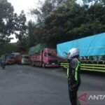 Puluhan personel Ditlantas bantu urai kemacetan di Pelabuhan Ketapang