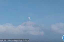 Semeru dua kali erupsi dengan tinggi letusan 700 meter di atas puncak
