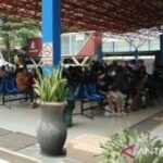 Keluarga korban Virgo Transport 8 menanti kabar di Pelabuhan Trisakti