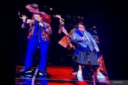Tak masuk daftar bintang tamu, Emil Dardak muncul di panggung Kahitna