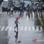 Hujan petir mengintai sejumlah kota besar di Indonesia