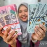 Rabu ini rupiah menguat menjadi Rp17.577 per dolar AS