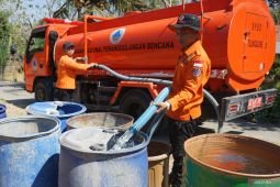 Penyaluran bantuan air bersih di Tulungagung