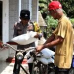 Penyaluran bantuan pangan beras