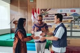 25 pelaku UMKM di Probolinggo terima bantuan sarana etalase