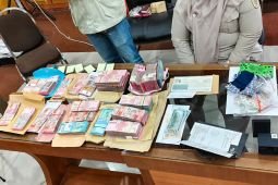 KPK sita dolar AS dan Singapura serta perhiasan dari Kanwil BPN Jatim