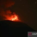 Dua letusan mengguncang Ile Lewotolok, kolom abu capai 600 meter