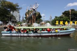 Aksi menabur benih ikan di Sungai Kalimas