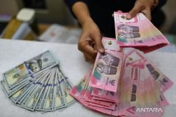 Senin ini rupiah melemah menjadi Rp17.614 per dolar AS
