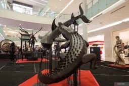 Pameran seni rupa berbahan logam di Surabaya