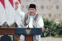 Prabowo teriakkan "Free Palestine" dan kenakan keffiyeh di Gontor