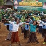 Senam bersarung peringati Hari Santri di Tulungagung