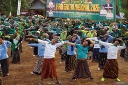 Senam bersarung peringati Hari Santri di Tulungagung