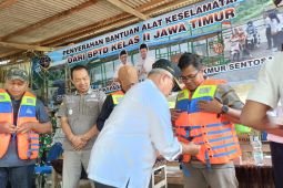 Pemkab Blitar salurkan baju pelampung tekan risiko kecelakaan di air