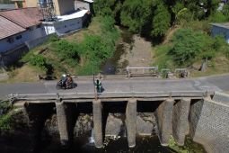 Pemkab Kediri perbaiki jembatan atasi banjir