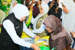Khofifah: Pasar murah bantu warga dapat harga bapok terjangkau