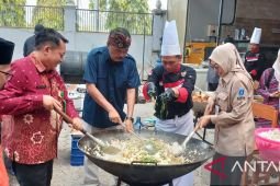 Siswa SMK Kartanegara Kediri masak dan makan bersama nasi goreng