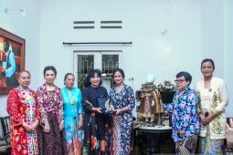 Desainer Anna Avantie siap tampilkan kebaya Tresna Suci di Praha